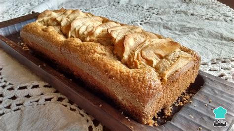 Bizcocho artesanal de manzana y zanahoria sobre una mesa de madera