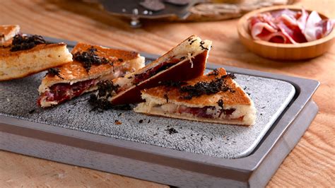Crema de queso brie con trufa servida con pan tostado