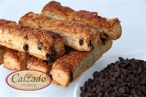 Barritas de hojaldre con chocolate parcialmente cubiertas con chocolate derretido