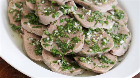 Lengua a la vinagreta lista para servir