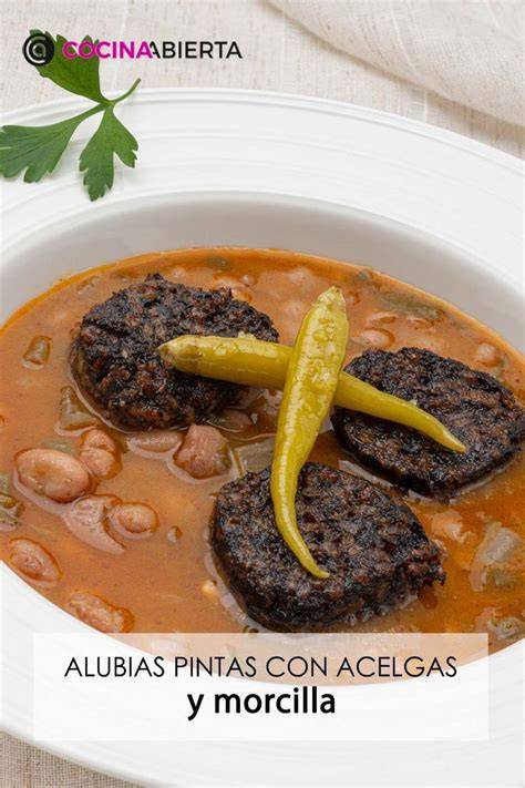 Plato de alubias con morcilla y otros ingredientes