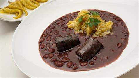 Plato gourmet de morcilla con caldo de alubias de Arraño