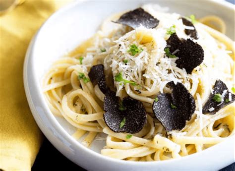 Detalle de espaguetis con trufa negra