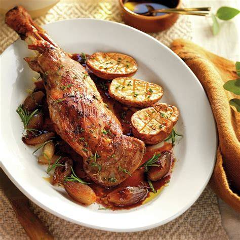 Plato de cordero al horno con guarnición