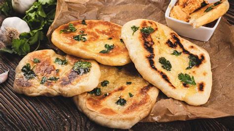 Naan cocinándose en una sartén