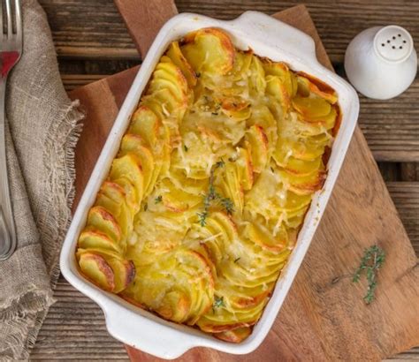 Gratinado de patatas con cebolla y queso