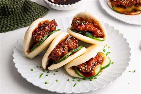 Bao de cerdo a la plancha con cebollino picado