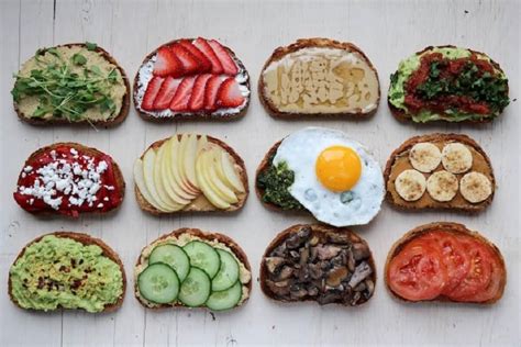 Tostadas saludables con diversos ingredientes