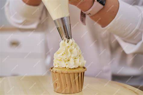 Decoración de postres con manga pastelera