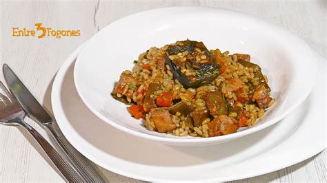 Plato de arroz con secreto de cerdo y alcachofas a la leña