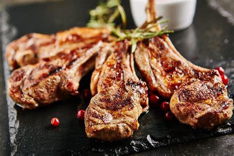 Chuletas de cordero a la brasa servidas en un plato