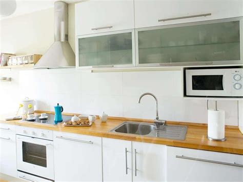 Microondas Bluesky en una cocina moderna