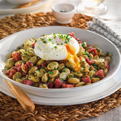 Habitas baby salteadas con jamón, cebolla y huevo poché