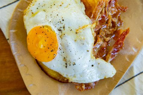 Habitas frescas con huevo frito y panceta