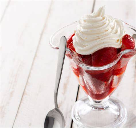 Nata montada con mermelada de fresa