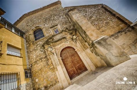 Plaza Mayor de San Lorenzo de la Parrilla con la Iglesia de San Pedro Apóstol y el Palacio de los Marqueses de Cañete