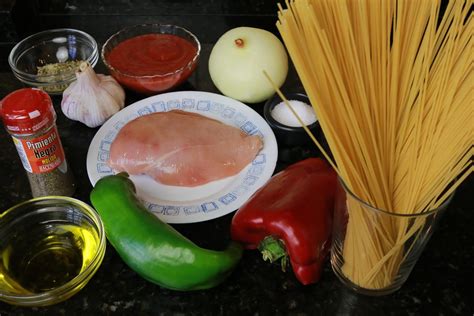 Ingredientes frescos para espaguetis con navajas