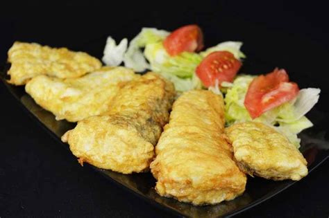 Plato de merluza rebozada con langostinos y ensalada