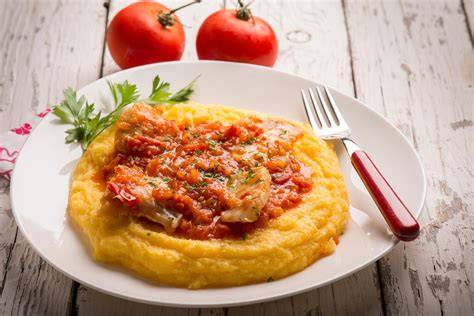 Plato de polenta con tomate y hierbas frescas