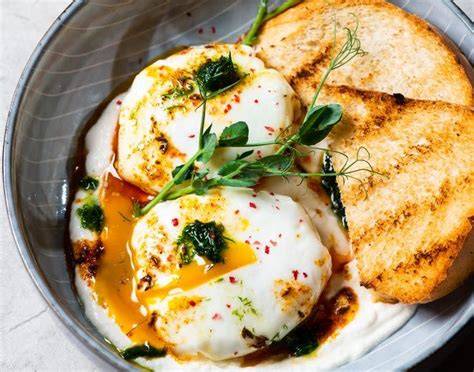 Huevos pochados listos para servir