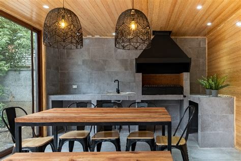 Diseño de quincho moderno con parrilla