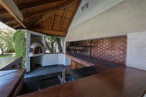 Quincho rústico con horno de barro