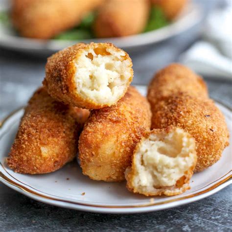 Croquetas de pollo friéndose en aceite caliente
