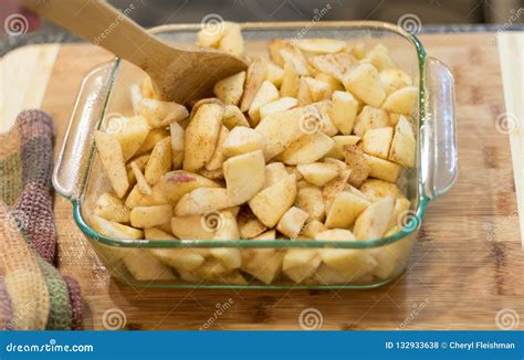 Manzanas cortadas en dados con canela y azúcar