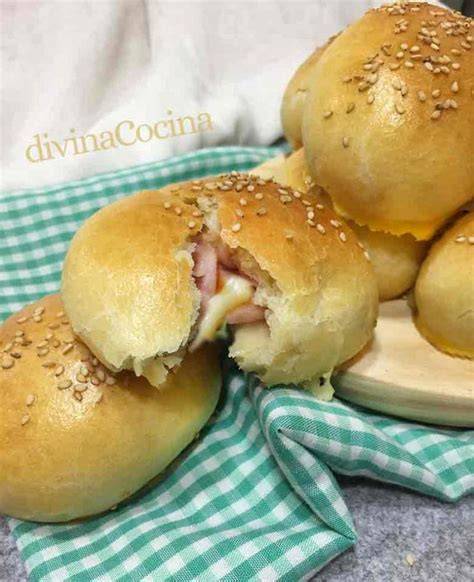 Bollos de pan rellenos con bacon, queso y huevo