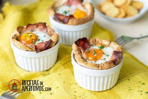 Pastel de bacon, queso y huevo recién horneado