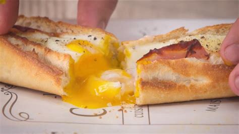 Baguettes rellenas de bacon, huevo y queso, listas para hornear