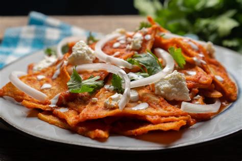 Plato de chilaquiles con chicharrón