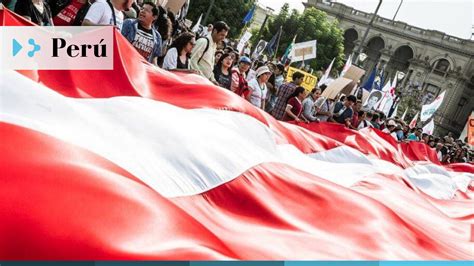 Organizaciones de derechos humanos y familiares de víctimas en una marcha conmemorativa
