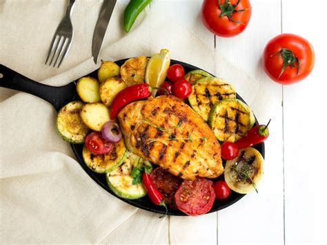 Pechuga de pollo a la parrilla con verduras