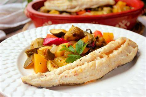 Merluza cocinándose con verduras
