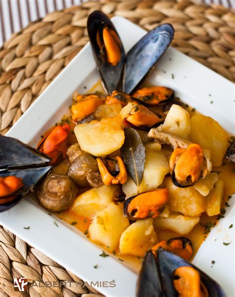 Plato terminado de guiso de merluza con mejillones y patatas