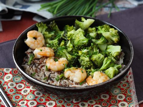 Plato de arroz con brócoli y gambas
