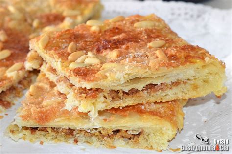 Coca de Llardons lista para hornear