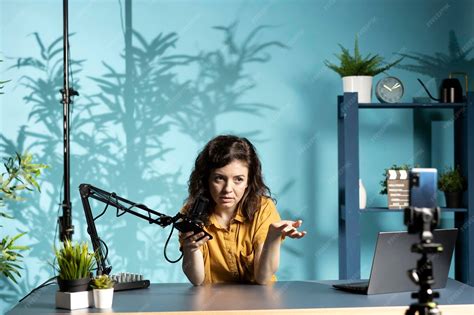 Influencer compartiendo contenido natural sobre la maternidad