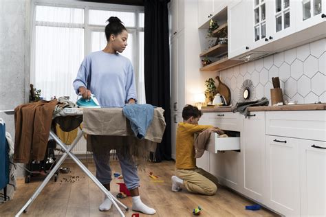 Representación del caos cotidiano en un hogar con tres hijos
