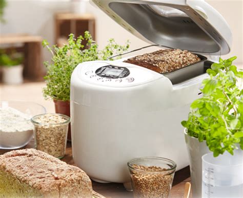 Panificadora en funcionamiento con ingredientes