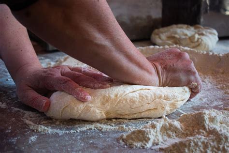 Proceso de amasado manual de pan