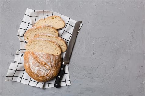 Pan de espelta recién horneado y rebanado