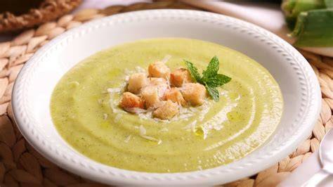 Crema de calabacín y queso azul con leche de avena