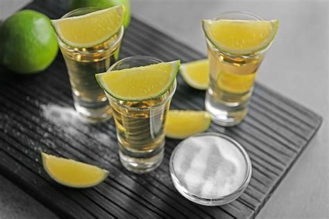 Rodajas de limón y tequila