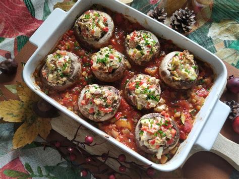 Champiñones rellenos vegetarianos listos para servir