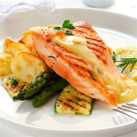Salmón a la plancha con salsa de naranja, miel y mostaza