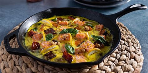 Cazuela de salmón y gambas servida