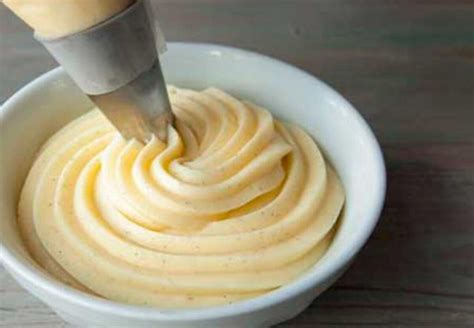 Crema pastelera casera en proceso de cocción