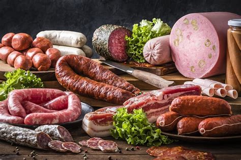 Variedad de embutidos y jamones